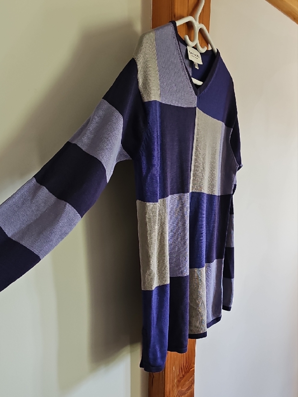 Emanuel Ungaro Men's V-Neck Checkerboard Sweater - Dark Purple & Light Lavender - Picture 4 of 10
